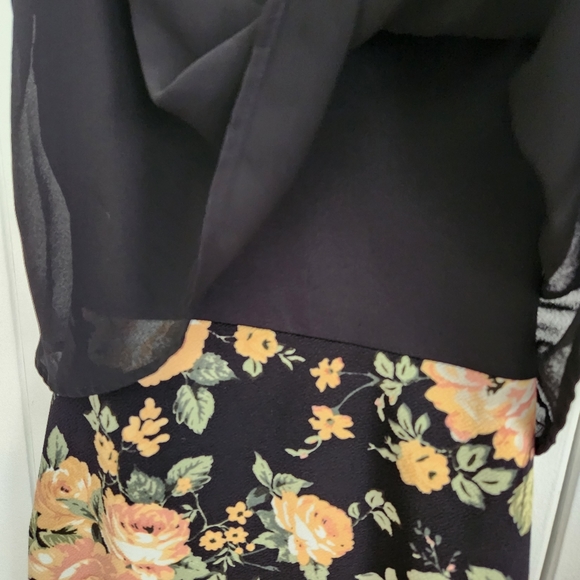 Cute pink and peach floral and black sleeveless mini dress. Size medium - Picture 4 of 8